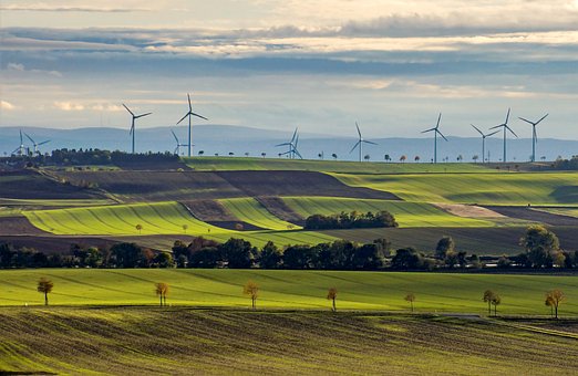 Windräder auf grüner Wiese